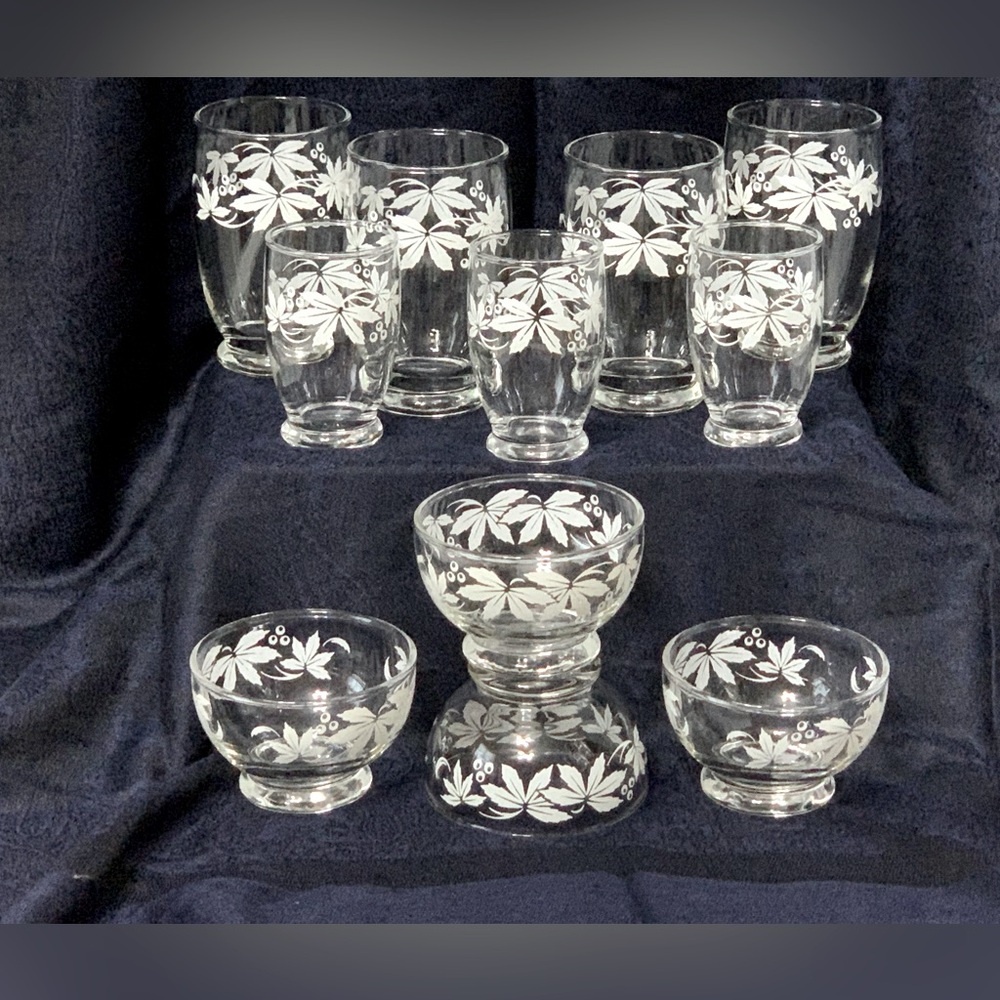 11 PIECES WHITE LEAF & BERRY DESIGN GLASSWARE